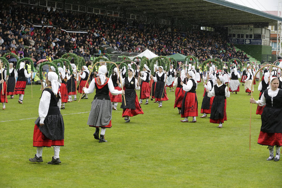 El Dantzari Eguna regresa a Sestao 30 años después. El evento ha reunido este domingo en el municipio fabril a más de 3.500 personas repartidas en 74 grupos de danzas procedentes de toda Bizkaia.
