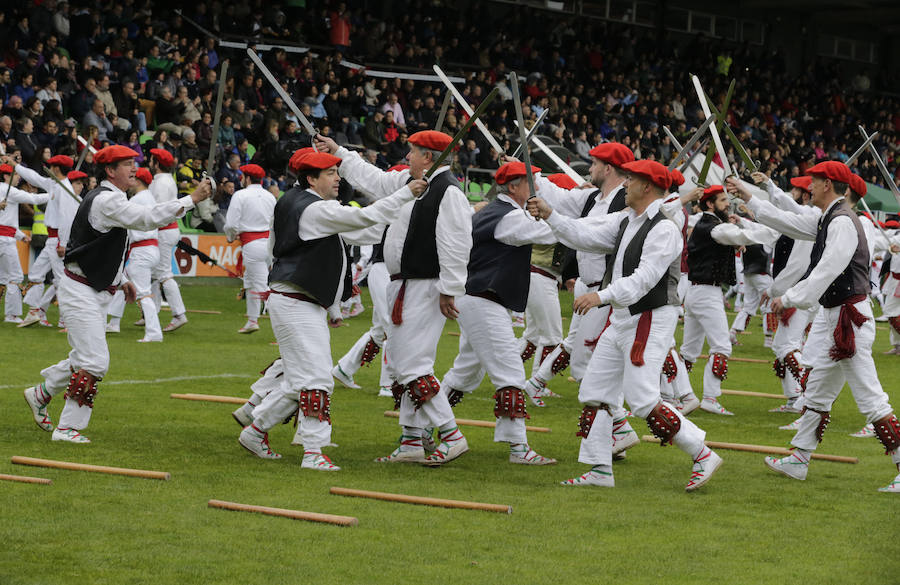 El Dantzari Eguna regresa a Sestao 30 años después. El evento ha reunido este domingo en el municipio fabril a más de 3.500 personas repartidas en 74 grupos de danzas procedentes de toda Bizkaia.