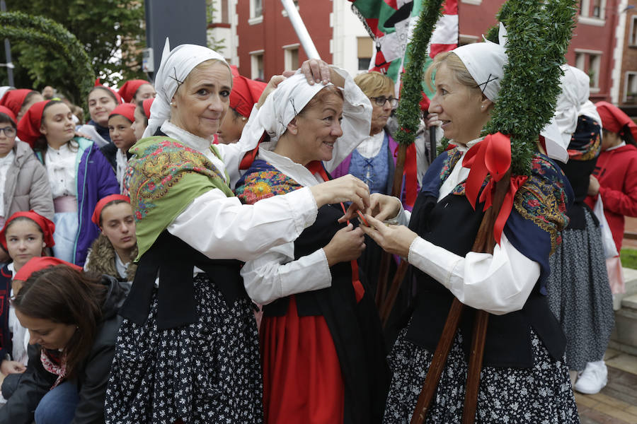 El Dantzari Eguna regresa a Sestao 30 años después. El evento ha reunido este domingo en el municipio fabril a más de 3.500 personas repartidas en 74 grupos de danzas procedentes de toda Bizkaia.
