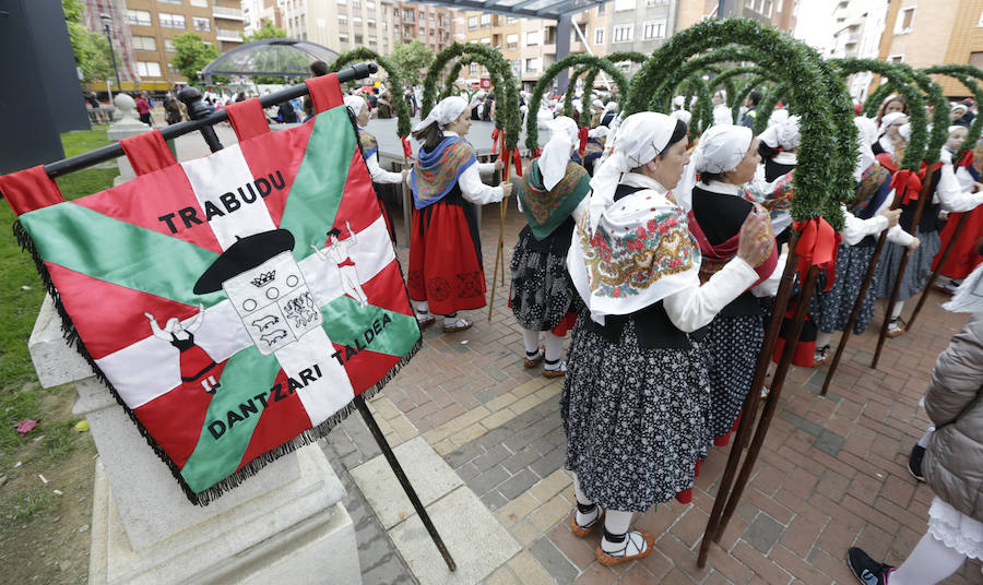 El Dantzari Eguna regresa a Sestao 30 años después. El evento ha reunido este domingo en el municipio fabril a más de 3.500 personas repartidas en 74 grupos de danzas procedentes de toda Bizkaia.