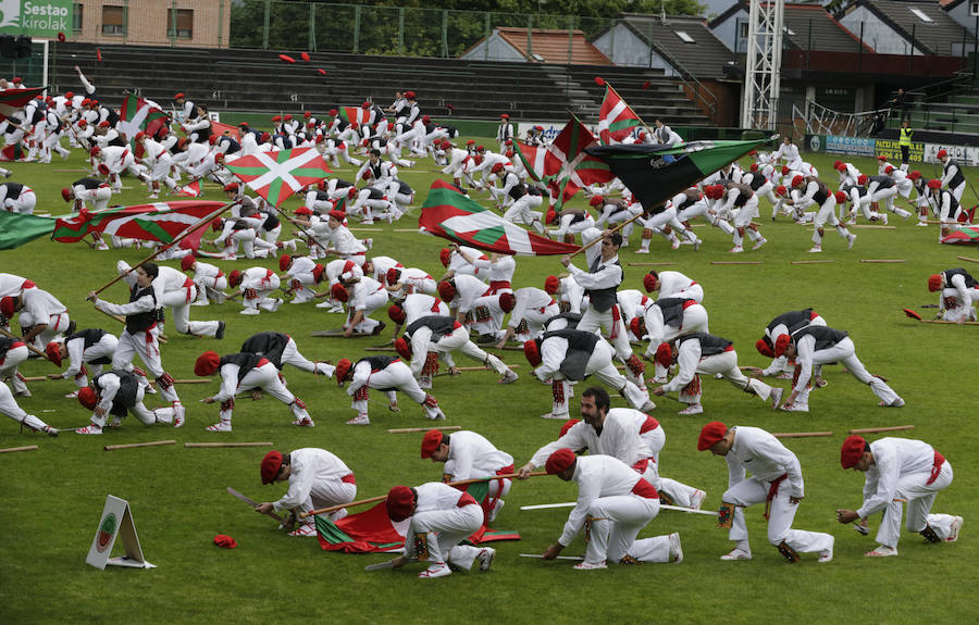 El Dantzari Eguna regresa a Sestao 30 años después. El evento ha reunido este domingo en el municipio fabril a más de 3.500 personas repartidas en 74 grupos de danzas procedentes de toda Bizkaia.