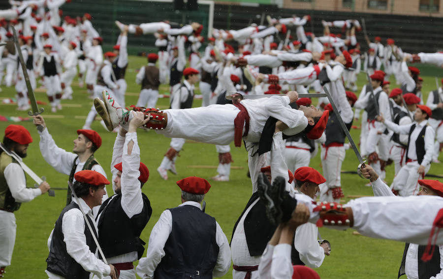 El Dantzari Eguna regresa a Sestao 30 años después. El evento ha reunido este domingo en el municipio fabril a más de 3.500 personas repartidas en 74 grupos de danzas procedentes de toda Bizkaia.