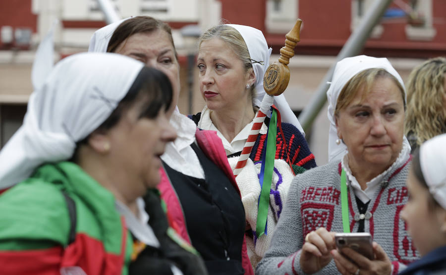 El Dantzari Eguna regresa a Sestao 30 años después. El evento ha reunido este domingo en el municipio fabril a más de 3.500 personas repartidas en 74 grupos de danzas procedentes de toda Bizkaia.
