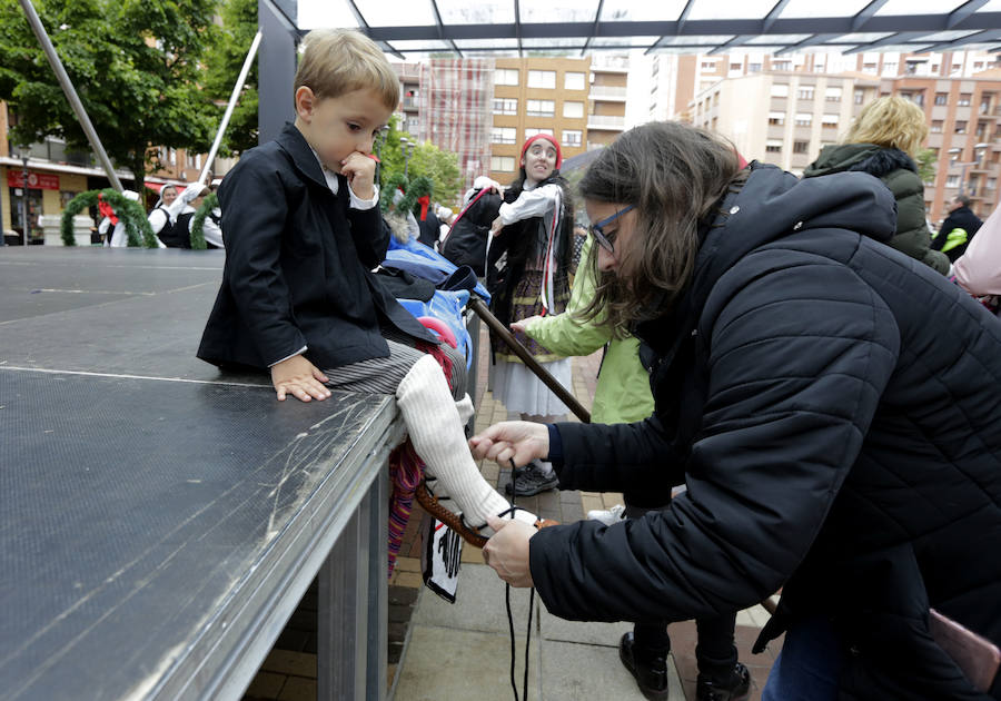 El Dantzari Eguna regresa a Sestao 30 años después. El evento ha reunido este domingo en el municipio fabril a más de 3.500 personas repartidas en 74 grupos de danzas procedentes de toda Bizkaia.