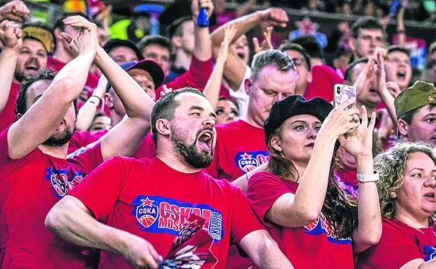 Las aficiones del CSKA Moscú dieron color a las gradas del Buesa Arena.