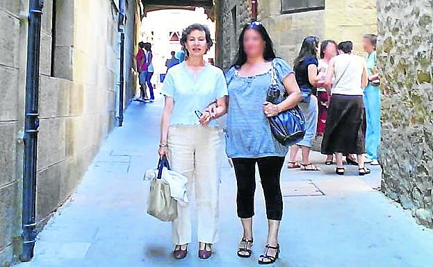 Pilar Arbulo, con blusa celeste y pantalón blanco, abrazada a una prima en Laguardia, donde nació hace 75 años.