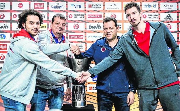 Shane Larkin y Ergin Ataman estrechan la mano de Dimitris Itoudis y Nando De Colo con el trofeo de la Euroliga en el centro.