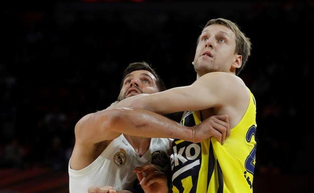 Vesely lucha un balón con Felipe Reyes.