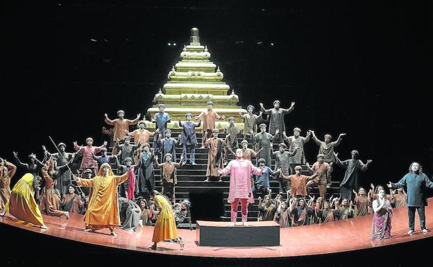 Producción del Teatro La Fenice de Venecia, con el sello de Pier Luigi Pizzi, en el escenario del Euskalduna. 