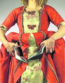 Imagen secundaria 2 - Arriba, la mujer que trepa por el tejado con los tacones simboliza la salida del espacio del hogar. Abajo, las aristócratas salonistas de los siglos XVII y XVIII ejercieron una gran influencia cultural.