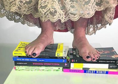 Imagen secundaria 1 - Arriba, la mujer que trepa por el tejado con los tacones simboliza la salida del espacio del hogar. Abajo, las aristócratas salonistas de los siglos XVII y XVIII ejercieron una gran influencia cultural.