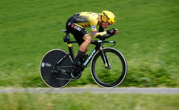 Primoz Roglic, con su perfecta aerodinámica, en pleno esfuerzo en la contrarreloj. 