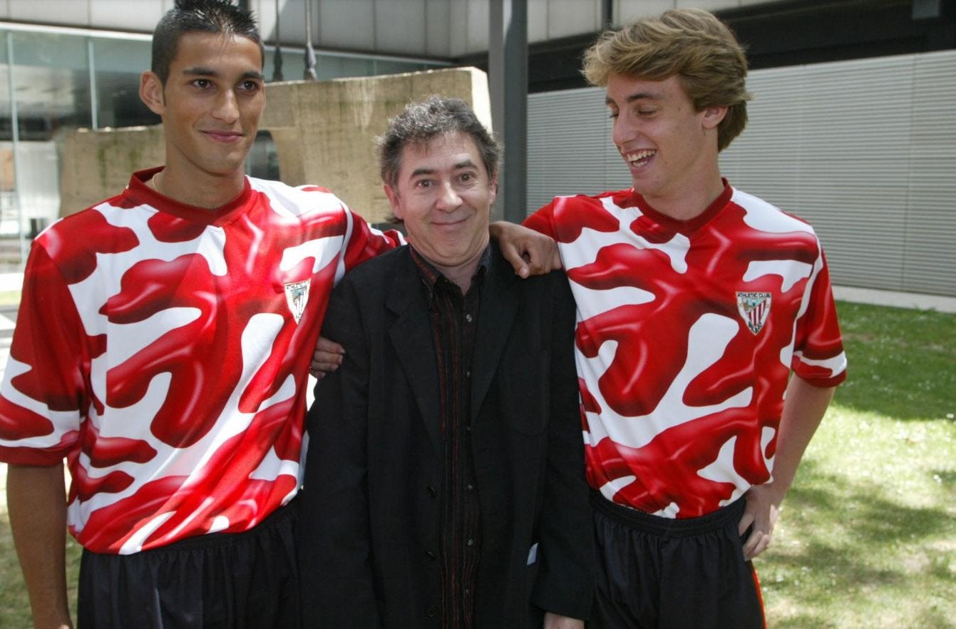 Presentación de la camiseta del Athletic diseñada para la UEFA en 2004 por el artista vasco Dario Urzay.