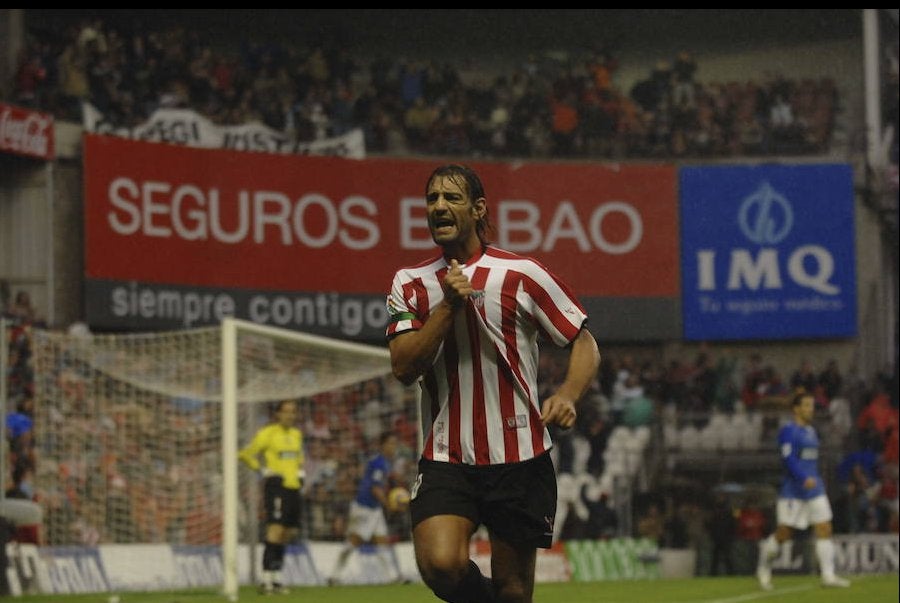 Urzaiz se agarra de la camiseta rojiblanca para la temporada 2006/2007 en un partido.