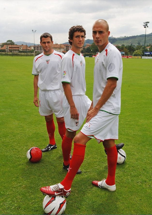 Segunda equipación de la camiseta para la temporada 2006/2007.