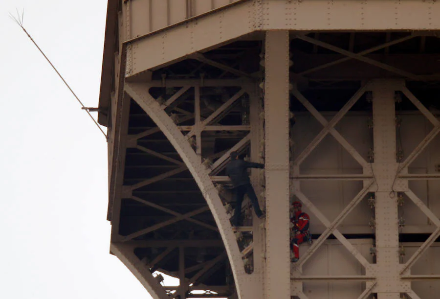 Fotos: Evacúan la Torre Eiffel al descubrir a un hombre escalando el monumento