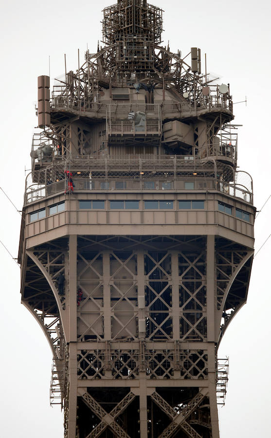 Fotos: Evacúan la Torre Eiffel al descubrir a un hombre escalando el monumento