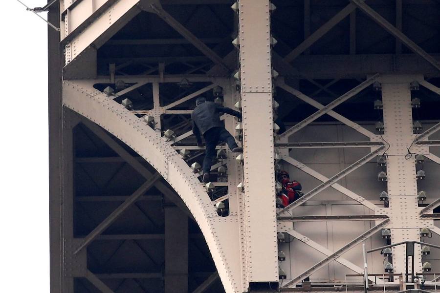 Fotos: Evacúan la Torre Eiffel al descubrir a un hombre escalando el monumento