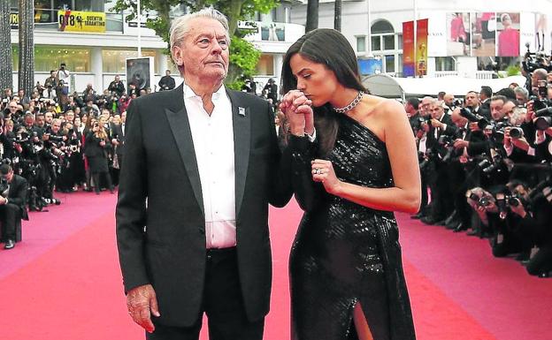 Alain Delon en la alfombra roja con su hija Anouchka, antes recibir la Palma de Oro de honor. 