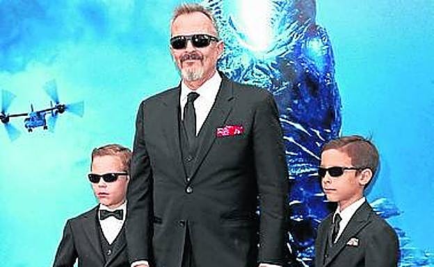 Bosé, con dos de sus hijos, en el estreno de cine. 