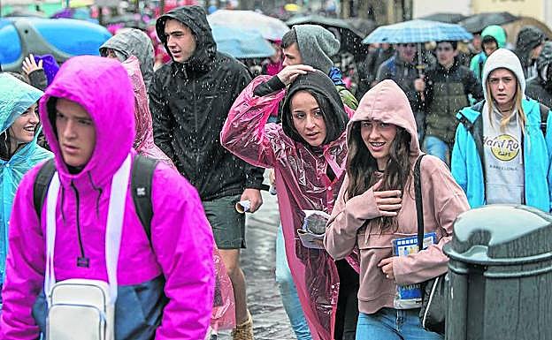 La lluvia desluce el Ibilaldi de Lekeitio.