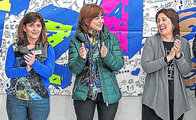 Las autoridades bromean durante la inauguración.