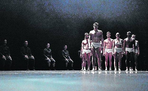 'The Fools'. Coreografía, música y vestuario de Hofesh Shechter.