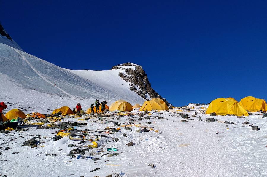 Clientes y sherpas aguardan junto a las tiendas en el campo 4 del Everest. 