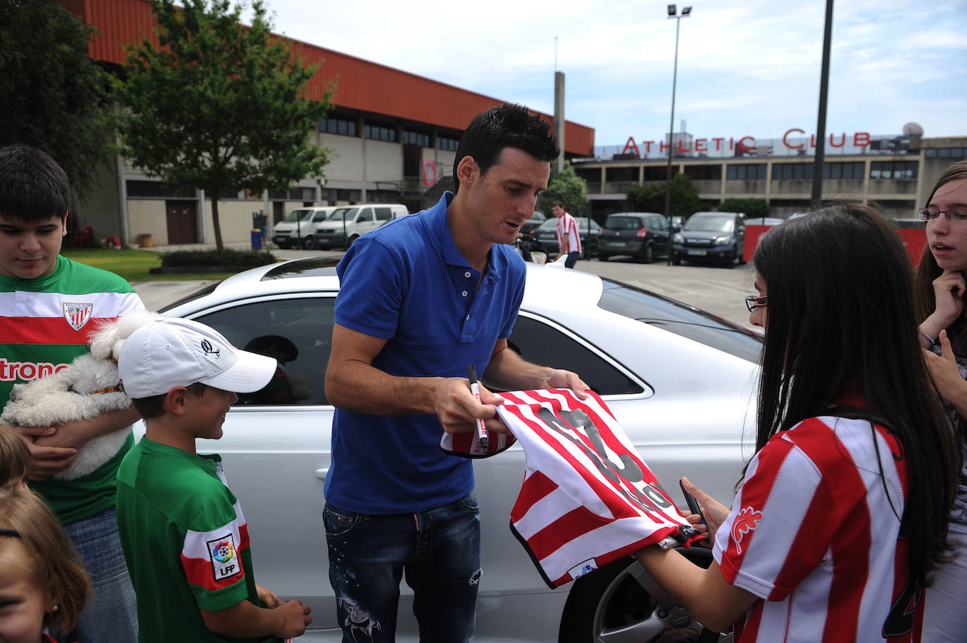 Firmando camisetas en 2012.