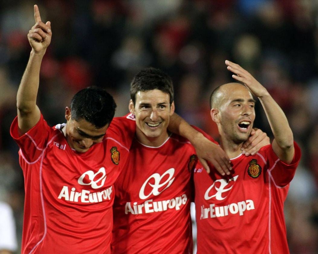 Aduriz, en su etapa en Mallorca, entre Chory Castro y Borja Valero.