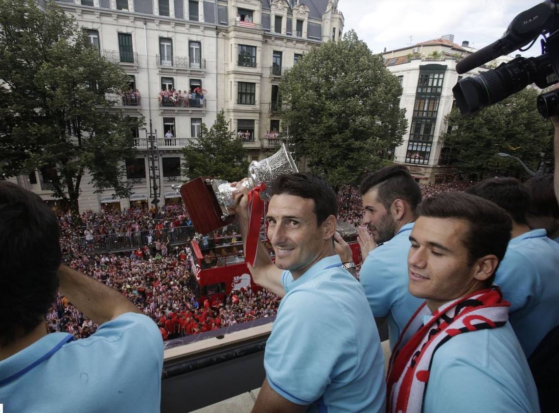 Aduriz celebra el título de la Supercopa ante la afición rojiblanca.