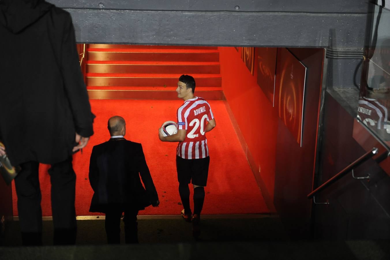 Aduriz con el balón en el túnel de vestuarios. 