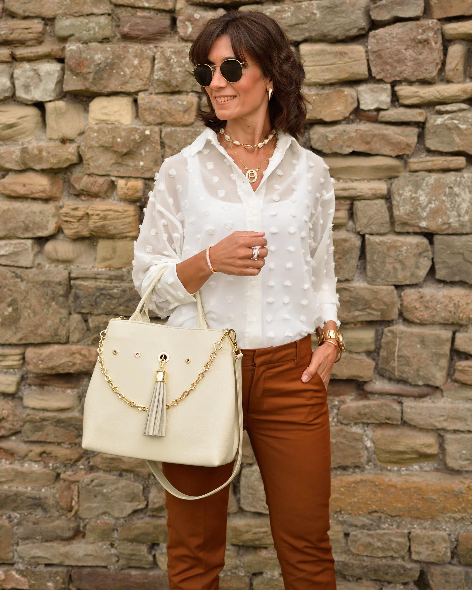 Alessandra de Osma y Patricia Pastor han elegido la misma blusa blanca para combinarla de una forma similar