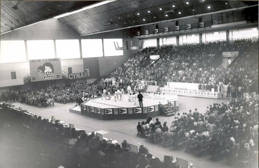 Actuación de artes marciales con motivo de la celebración del Día de la Madre en 1971.