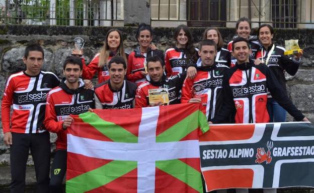 Los integrantes del equipo posan con los trofeos conseguidos tras el éxito logrado en Arredondo. 