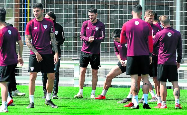 Baja el telón. Los jugadores del Athletic disfrutaron ayer de una sesión de futvoley que sirvió para despedir el curso.