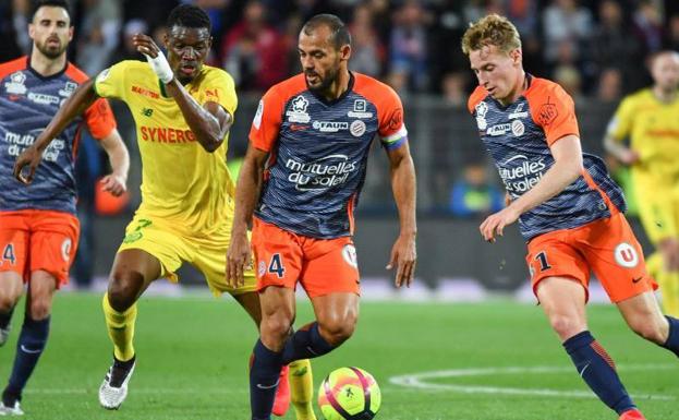 Hilton, con el balón, es el futbolista más veterano de las grandes ligas europeas: juega en el Montpellier con 41 años.