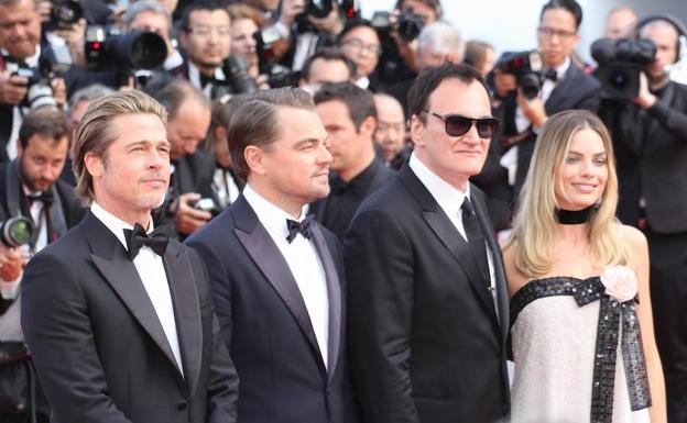 El director junto a Brad Pitt, Leonardo DiCaprio y Margot Robbie.