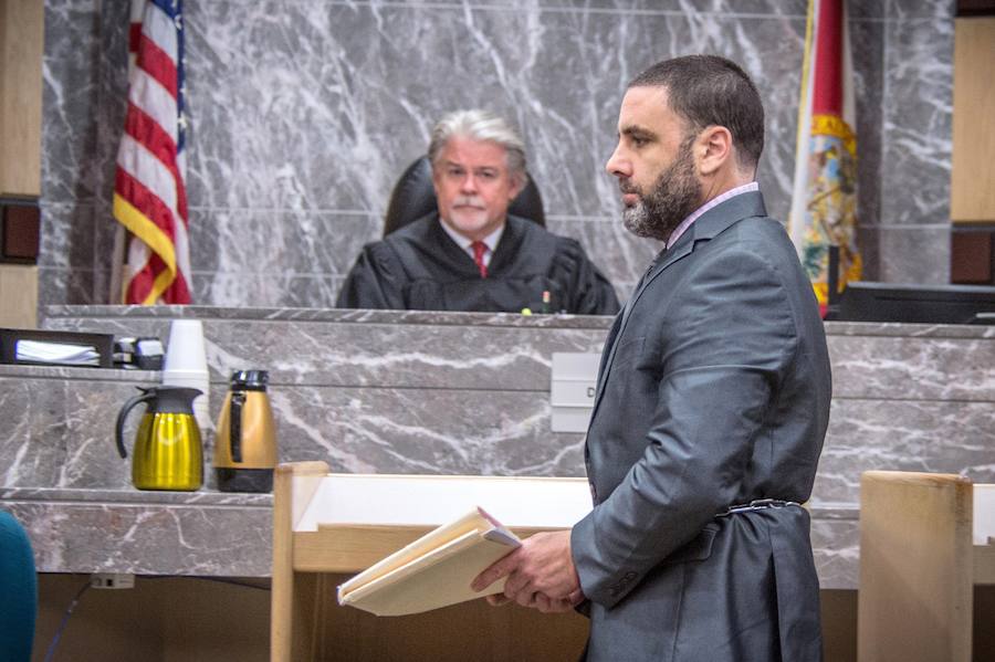 Pablo Ibar pasa por delante del juez Dennis Bailey, durante el juicio en enero, en Florida.