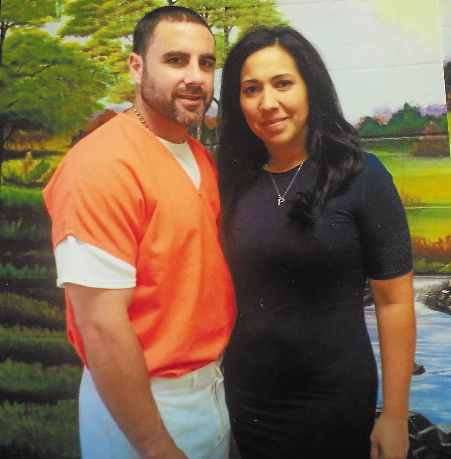 Pablo Ibar y su esposa Tanya Quiñones, en la prisión de Rainfor en 2016.