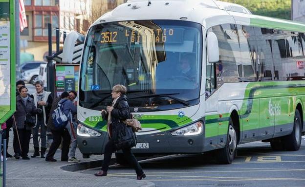 La nueva parada de autobús ha quedado en suspenso. 