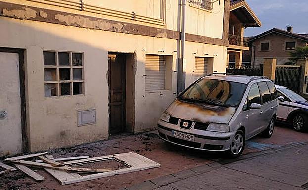 Las llamas afectaron a este coche. 