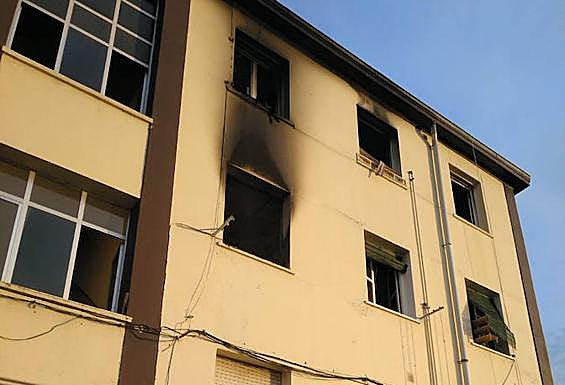 El efecto del fuego es visible desde la calle. 