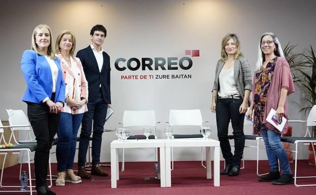 Foto de grupo antes de empezar el debate.