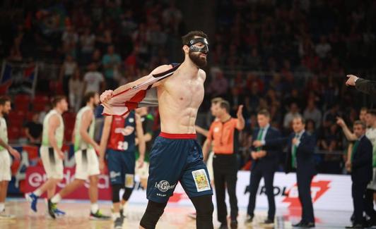 Shengelia rasgó su camiseta tras fallar dos tiros libres y ser sustituido en el Buesa Arena, este miércoles. 