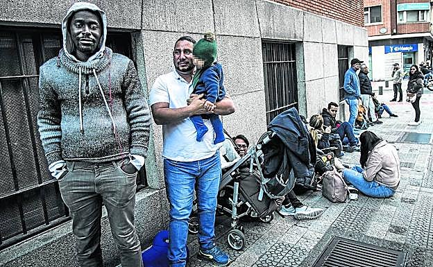 Mustapha y Fausto no dudaron en plantarse a las cuatro de la tarde en la comisaría para ser los primeros a la mañana siguiente. 