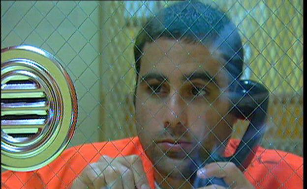 Galería. Pablo Ibar recibe una visita en 2006 en 'el corredor de la muerte'.