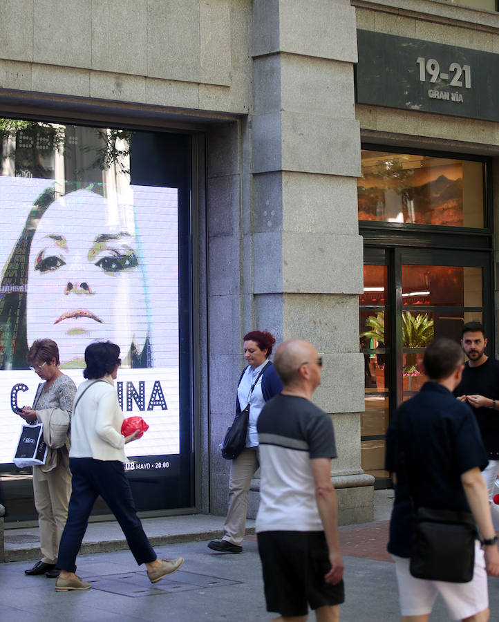 Pendientes de la gran (y pequeña) pantalla en plena calle. Enormes y espectaculares luminosos se levantan en la capital para ponernos al día con las últimas tendencias