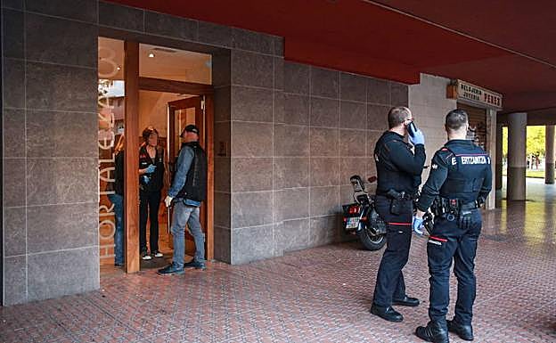 Ertzainas en el portal donde ocurrió el mortal asalto.