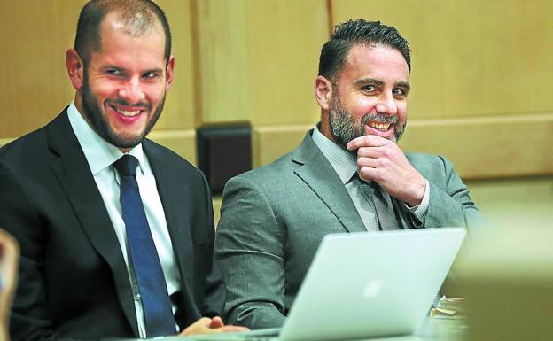 Pablo Ibar sonríe junto a Joe Nascimento, uno de los letrados de la defensa.